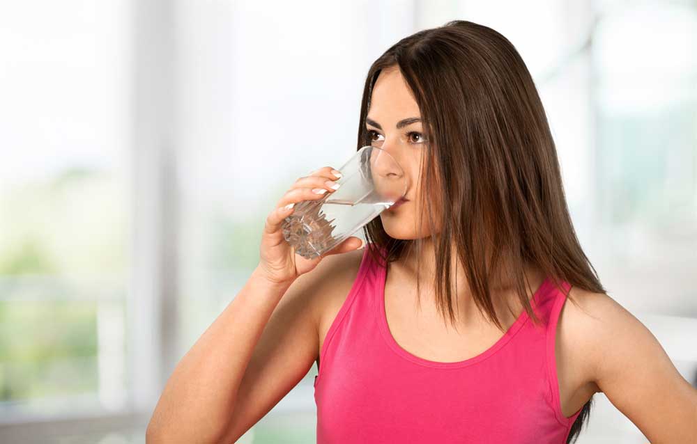 Donna che beve dell'acqua
